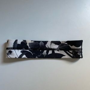 🌸 2/15 Floral Black and White Lululemon Headband